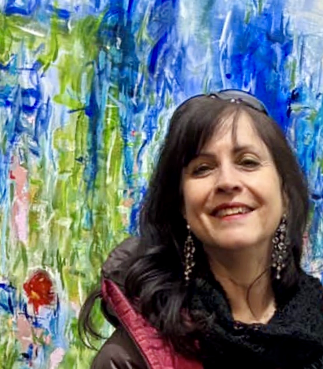 Caro Hirt vor einem ihrer Gemälde bei der Arte Appenzell in Herisau