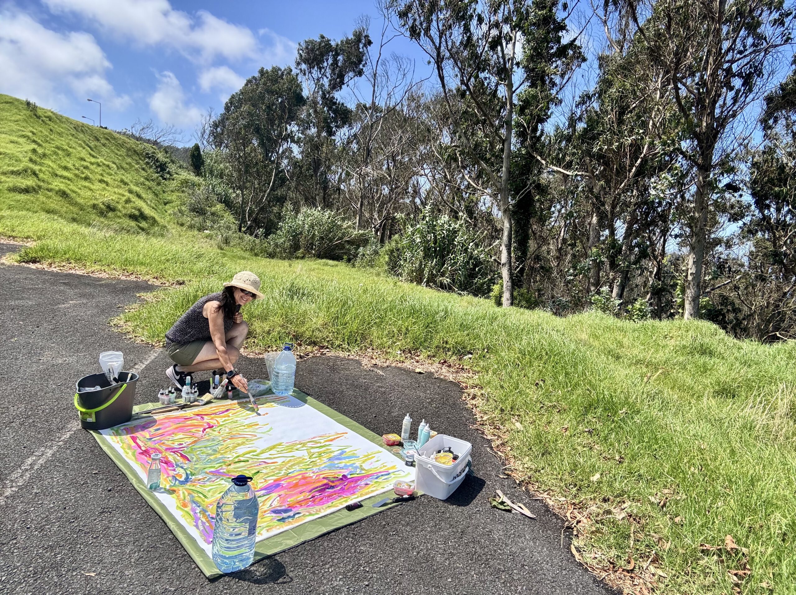 Caro Hirt malt auf Madeira draußen in der Landschaft