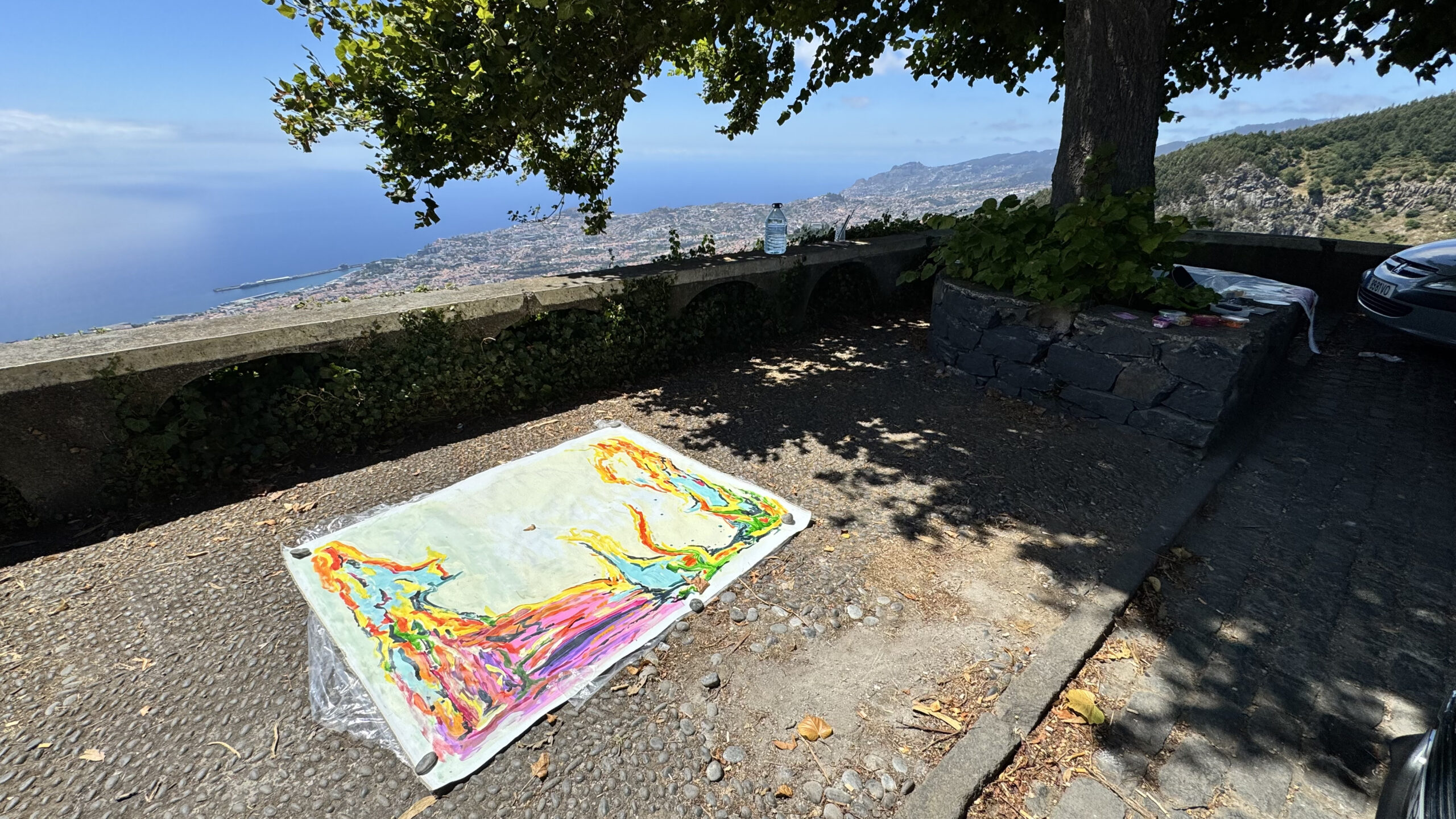 Eine großformatige abstrakte Arbeit auf einem Aussichtspunkt über Madeira