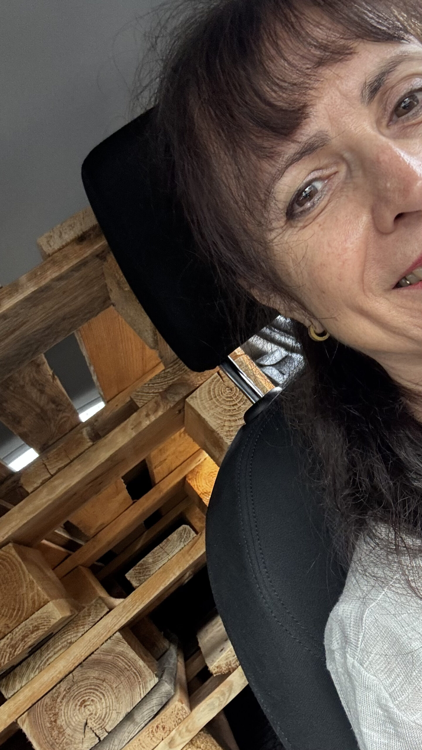 Caro Hirt beim Aufbau des Viewing Rooms neben Holzpaletten